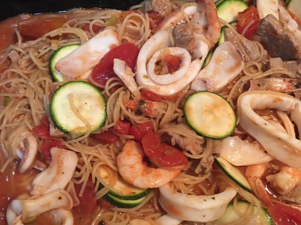 麵煮至約8分熟，放下海鮮及節瓜片，加適量的黑胡椒粉，翻炒至海鮮熟，試味道並做調整，即可關火。