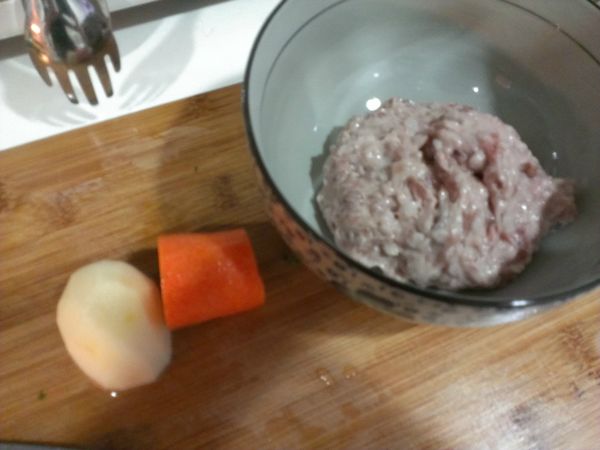 肉漿和胡蘿蔔馬鈴薯