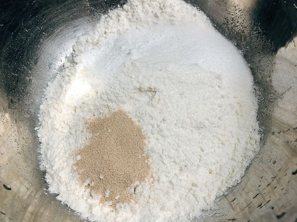 將粉狀物（中、低筋麵粉+細砂糖+泡打粉+鹽+乾酵母粉）過篩混合