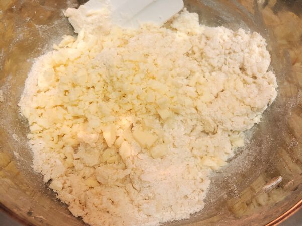 麵團開始濕潤結塊時加入乳酪切拌