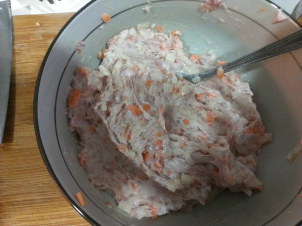 與肉漿充份的攪拌均勻