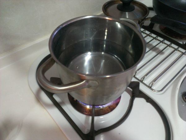 燒一鍋水但不用煮滾，約七十度左右轉小火