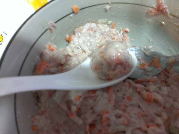 利用湯匙做成丸子狀