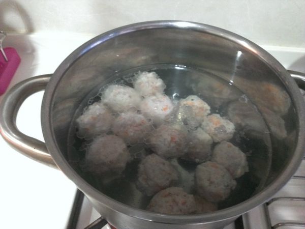 丟到熱水鍋裡煮，浮起來的就好了。(此時胡蘿蔔和馬鈴薯只有熟並沒有軟，等跟義大利麵醬燴煮後口感就剛好了)