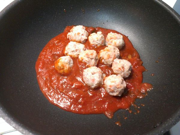 接著起炒鍋倒入半罐Classico蘑菇橄欖風味義大利麵醬及小丸子和半杯水