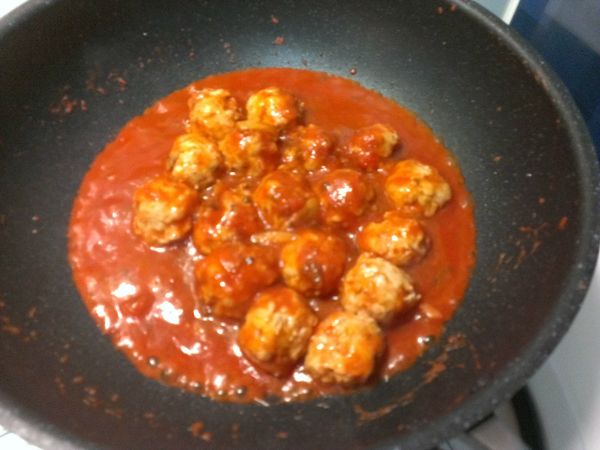 將麵醬及丸子炒勻