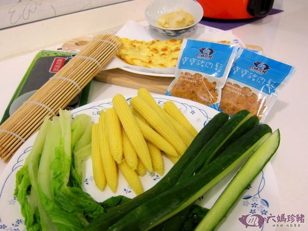 備料：
1. 蛋和德式香腸要先用平底鍋煎好
2. 玉米筍先川燙過
3. 煎蛋、小黃瓜、德式香腸切成條狀