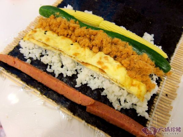 捲壽司作法：
1. 在捲壽司簾上鋪一張保鮮膜，再放上海苔
2. 在海苔的前預留約2公分後鋪一層醋飯，大約鋪海苔的二分之一（醋飯不用鋪太厚，以免等下放料後很難捲起來！）
3. 將所有食材依序放在醋飯上，預留的２公分那邊也可以放哦！