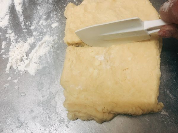 將麵團壓扁（輕輕的），對半切再重疊，重複六次，注意受力盡量均勻，避免用力過度