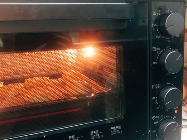 烤箱預熱200度，上火200度、下火180度，烘烤20分鐘