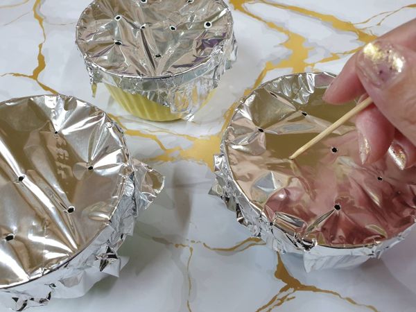 將布丁杯蓋上錫箔紙，並用牙籤在箔紙上戳幾個小洞，蒸好時就比較不會有氣孔，放置鍋內中火蒸約15～20分鐘，鍋蓋預留一小縫隙，避免鍋內溫度過高，搖晃容器時不會有液體滲出即熟，再放入冰箱冷藏3~4小時取出倒扣盤中。