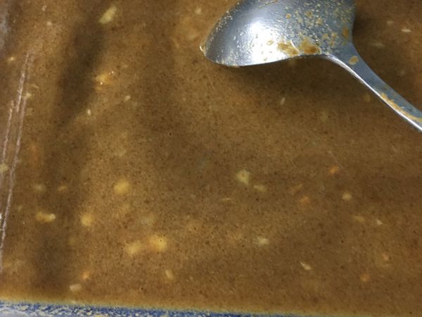 所有的調味料 （除了蔥花）倒入一碗內拌勻，需加2 或3大匙滾水一起拌勻成麵的醬汁。