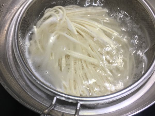 煮麵水燒開放入細麵條煮到麵條浮上來(我煮6分鐘）即可撈到碗內