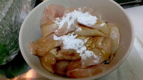 步驟1 先將雞肉用太白粉與醬油醃過，同時開始煮麵