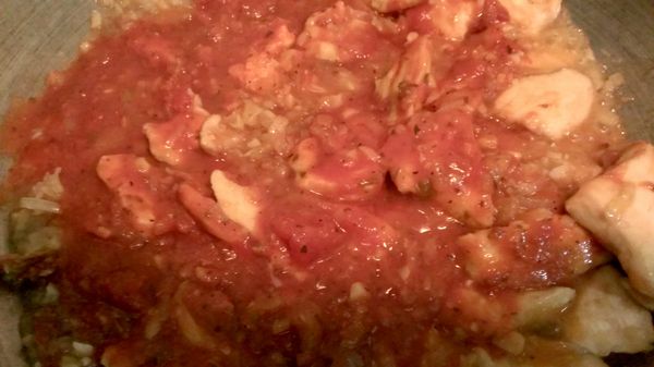 步驟3 帶培根將由逼出之後，放入蒜頭末與洋蔥末炒香，然後放入雞肉煎至表面金黃；接著加入CLASSICO®義大利麵醬