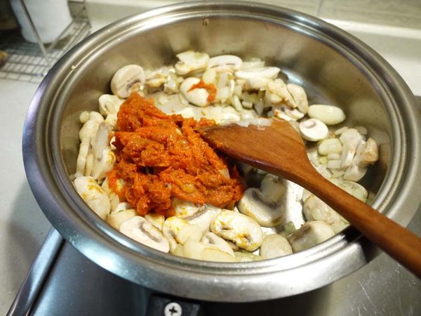 步驟1將洋蔥.蒜加橄欖油炒香加入南瓜泥,南瓜須先蒸熟挖出泥.