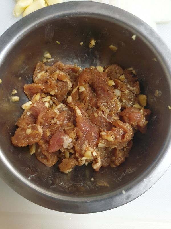 肉絲醃好抓少許太白粉，再淋上適量香油抓鬆