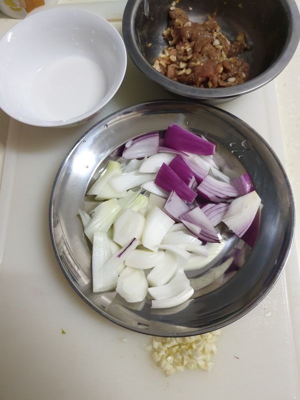 蒜頭切末；洋蔥切塊；2匙玉米粉兌3匙開水調勻備用