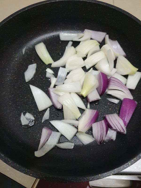 洋蔥入鍋炒軟