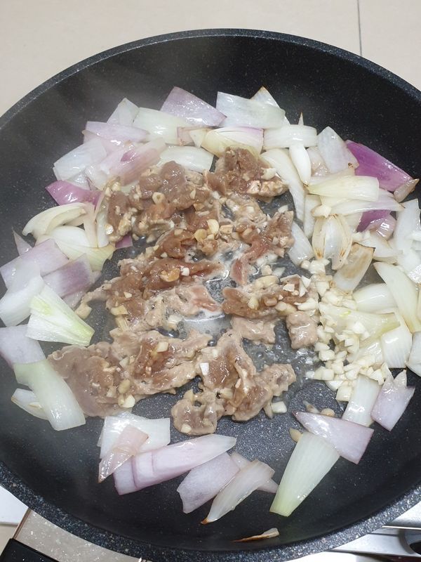 嗆入米酒，拌炒