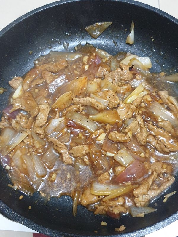 淋入玉米粉水勾芡，煮至變稠即可