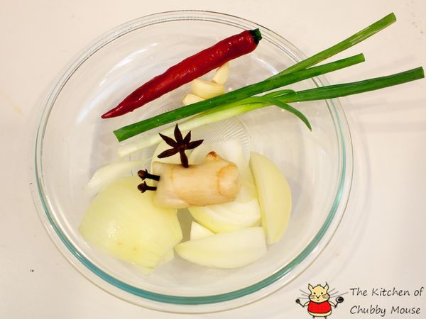 備料，如右圖，蔥切大段、洋蔥切大塊，其它不用切。