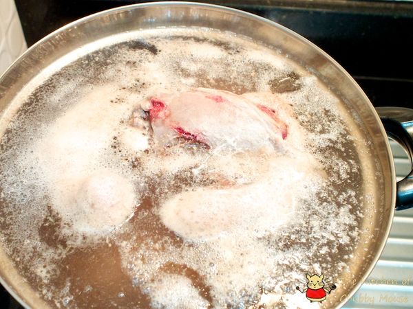 牛腱從冷水開始汆燙，全程小火烹煮，待水開始冒泡泡還沒沸騰時即取出。