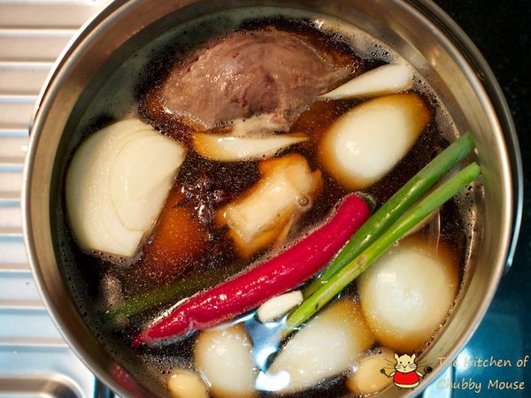 將牛腱與其它食材放在同一鍋，倒入[滷汁]，待水滾了轉微火續煮1.5小時後可以直接放悶燒鍋續悶，或放涼後冰到冰箱裡隔天享用。