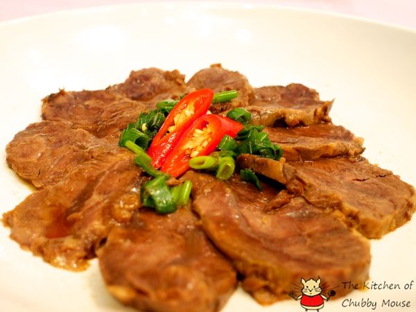 冰過24小時後的牛腱很好切片，享用前灑上蔥花與辣椒，淋上1-2勺加熱的滷汁，美味!