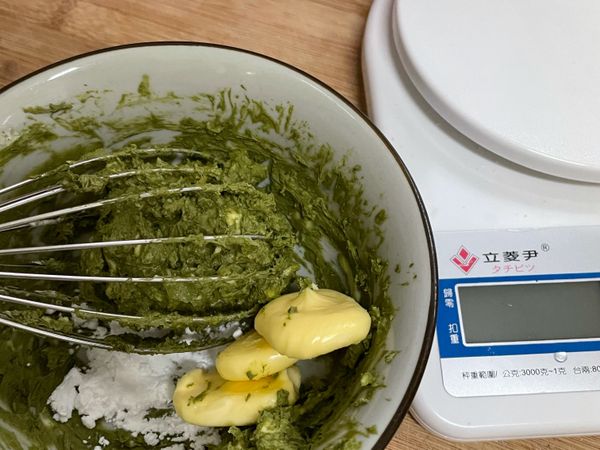 將麵粉、糖粉過篩後加入所有材料拌勻。