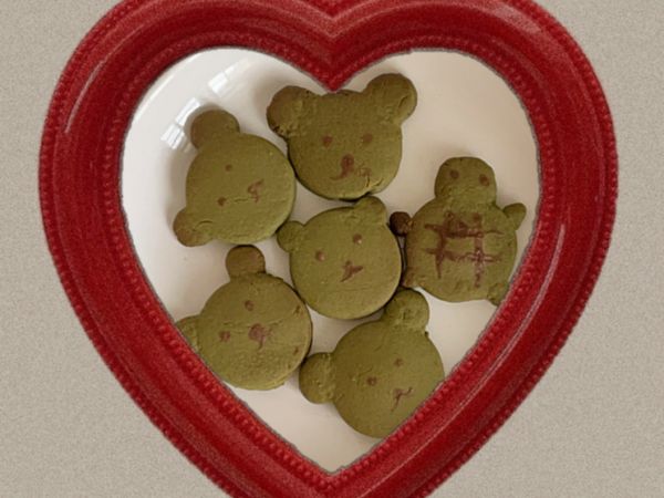 因為沒有模具，因此自己朔型
（先揉一小球後壓扁，邊邊修圓，再做兩小球當作耳朵，黏上圓形後要確定接合處有完全貼合！）