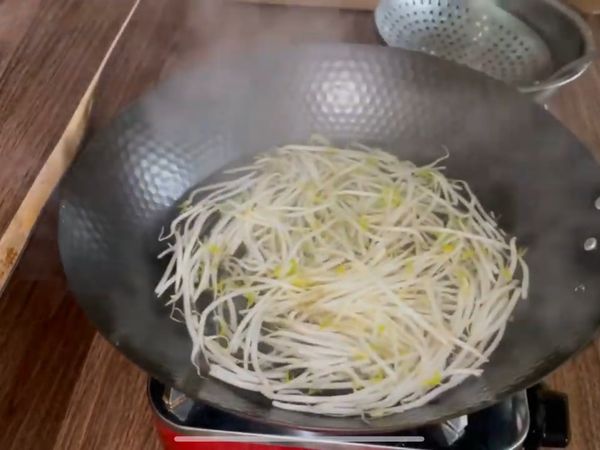 滾水加入2小匙鹽，川燙豆芽菜，約燙1-2分鐘