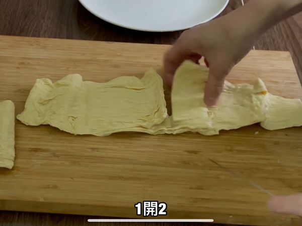 豆皮攤開，對半切