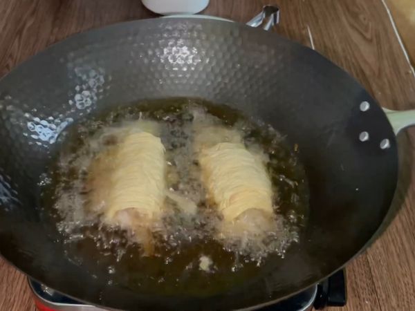 油溫約150-160，放入豆包卷