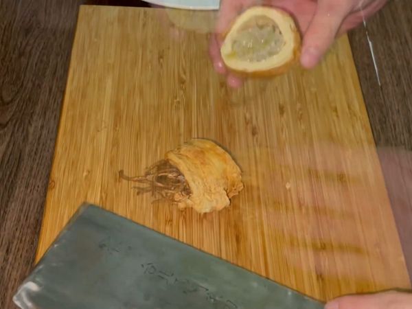 炸至金黃，對半切