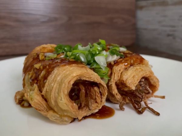 淋上1大匙醬汁，蔥花即可