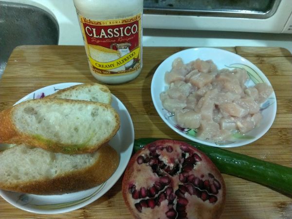 準備好材料。雞胸肉切成小丁