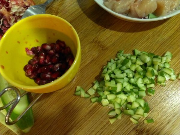 小黃瓜切細末，紅石榴取出備用