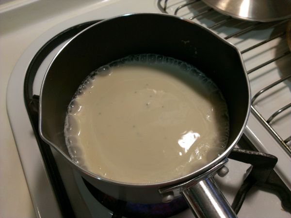 鍋裡倒入Classico 香濃白醬口味 加少許水煮滾