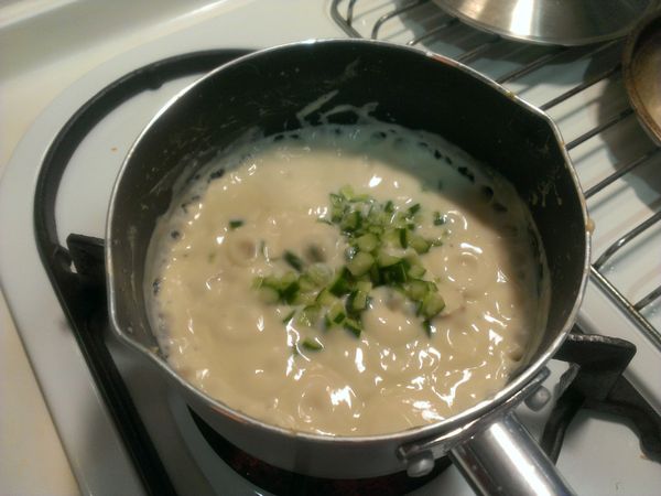 起鍋前灑入小黃瓜末拌勻