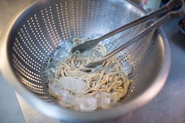 把麵燙4-5分鐘熟後，過冰水備用