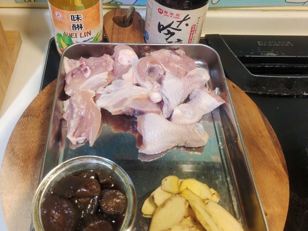 準備食材。
調味料的味霖跟醬油各倒50 CC到碗裡面預先準備好。
雞肉洗乾淨擦乾水份、瓜仔肉也先準備好。
薑片切好備用。