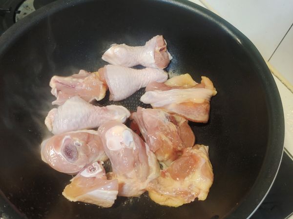 不沾鍋加熱之後、直接乾鍋放入雞肉, 雞皮朝下。