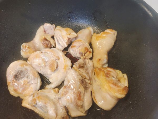 用中火慢慢的香煎到表面金黃, 逼出油脂。