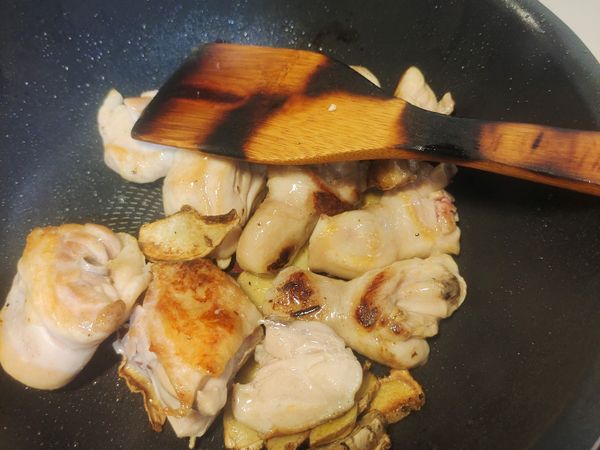 再放回剛剛煎好的雞腿肉開始拌炒。