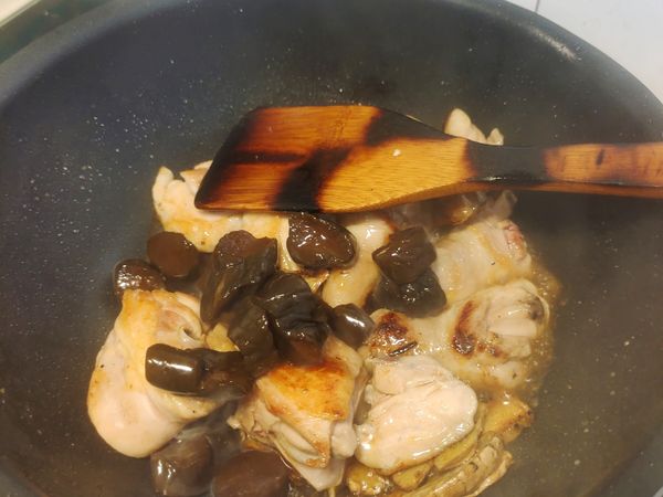 接著放入半罐大茂黑瓜、還有黑瓜的醬汁以及味淋醬油的混合。