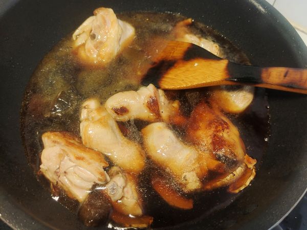 然後加水200cc 要蓋過食材, 所以份量可以視鍋子大小來增減一些、要稍微轉中火燉煮一下。