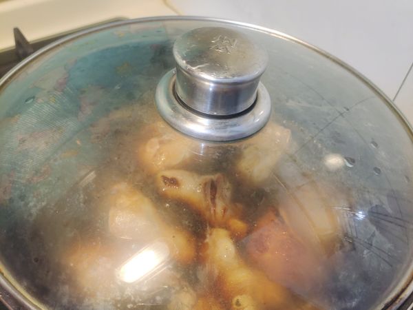 蓋上鍋蓋之後大約煮5分鐘醬汁大概收掉一半左右。