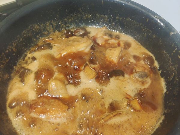 再打開鍋蓋稍微收到醬汁剩下三分之一即可。