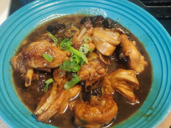 準備呈盤撒上蔥花裝飾。